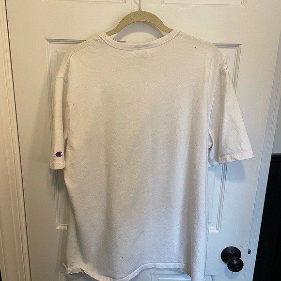 White with logo Xl champion tshirt - Picture 2 of 2